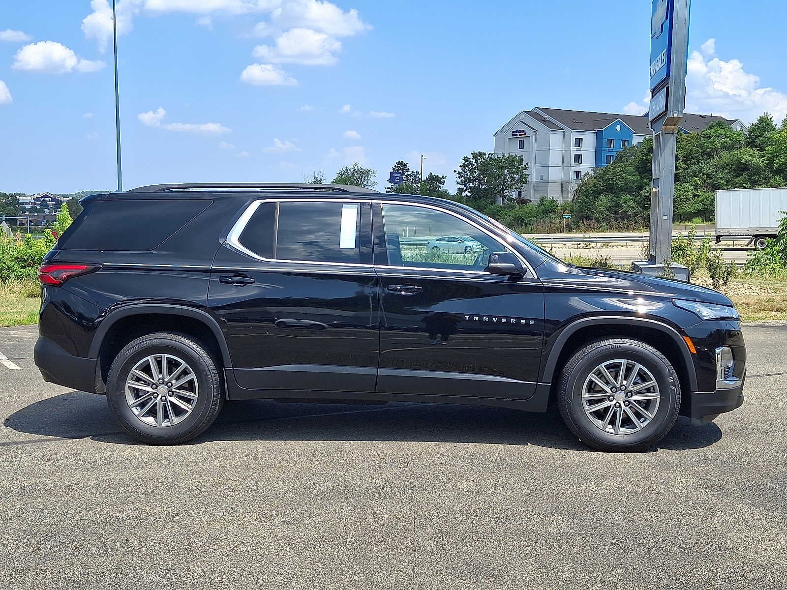 2023 Chevrolet Traverse LT Cloth