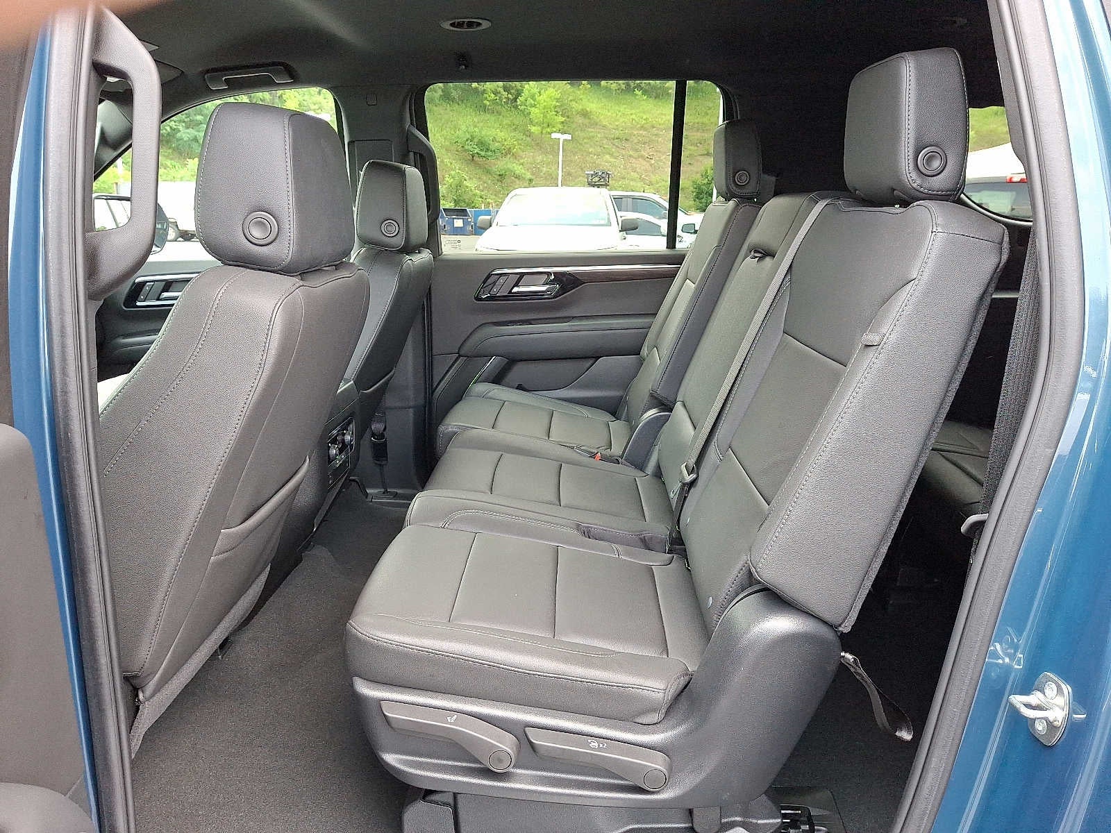 2025 Chevrolet Suburban LT