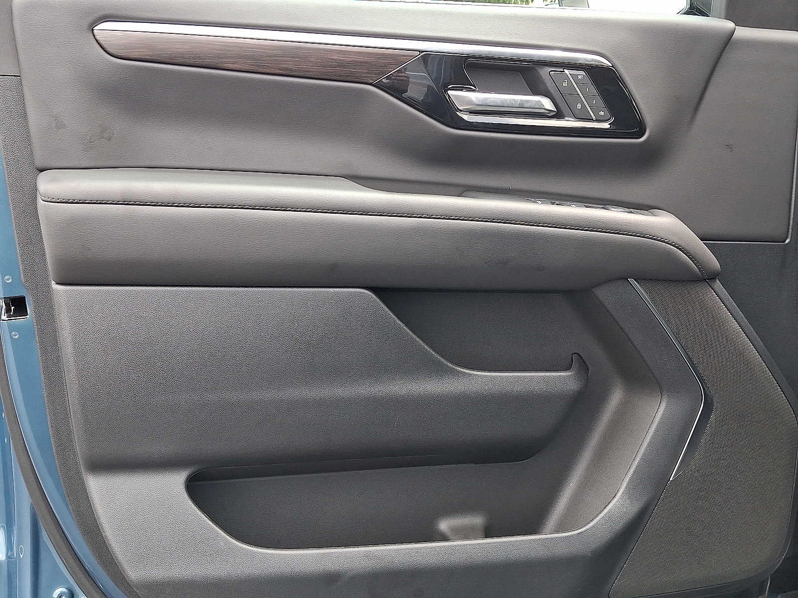 2025 Chevrolet Suburban LT