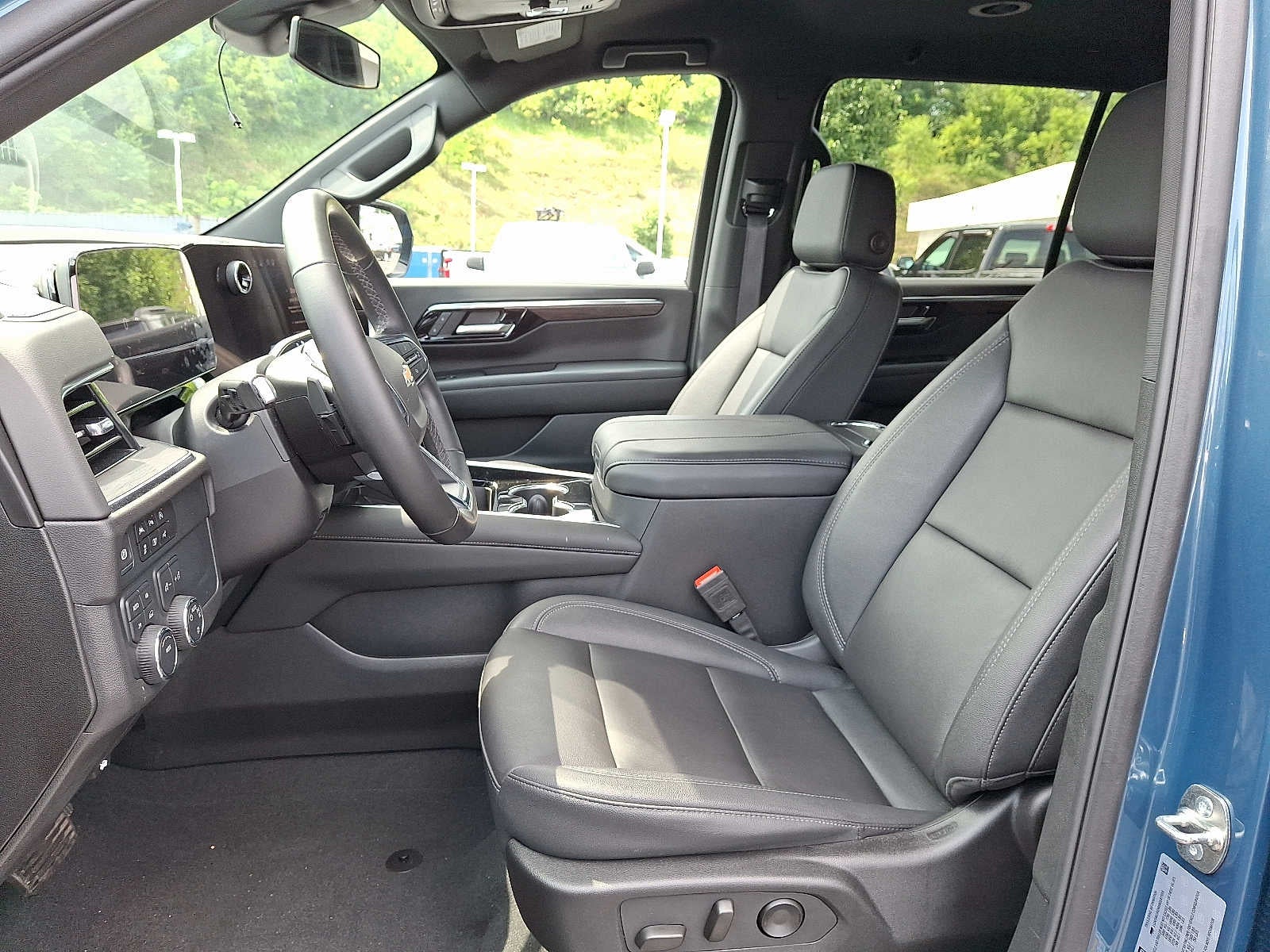 2025 Chevrolet Suburban LT
