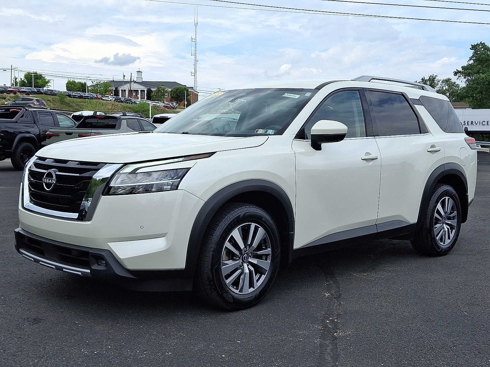 2022 Nissan Pathfinder SL