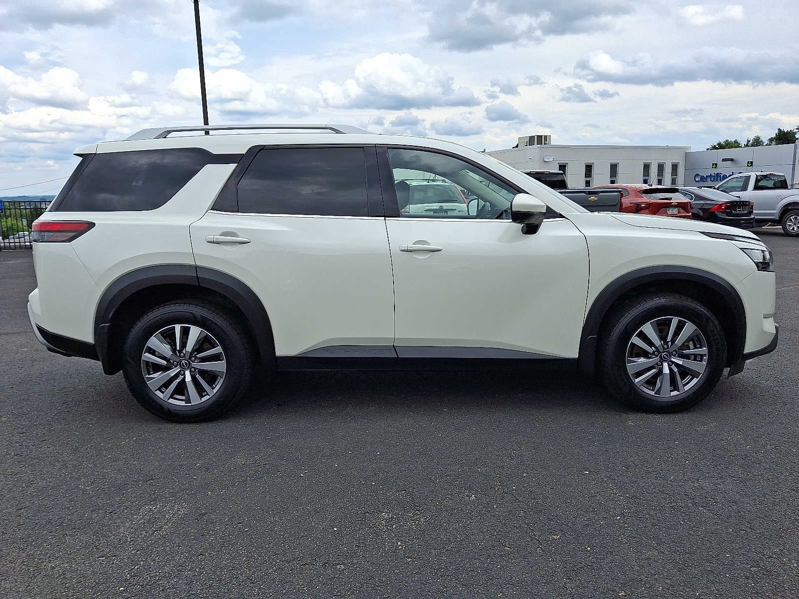 2022 Nissan Pathfinder SL